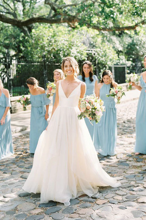 Vestido de novia elegante de corte A con escote en V, cola de cepillo color marfil y tirantes finos